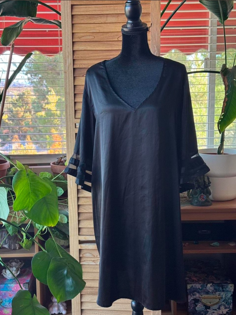 Black EKOUAER silk dress with flared sleeves #glam #silkdress